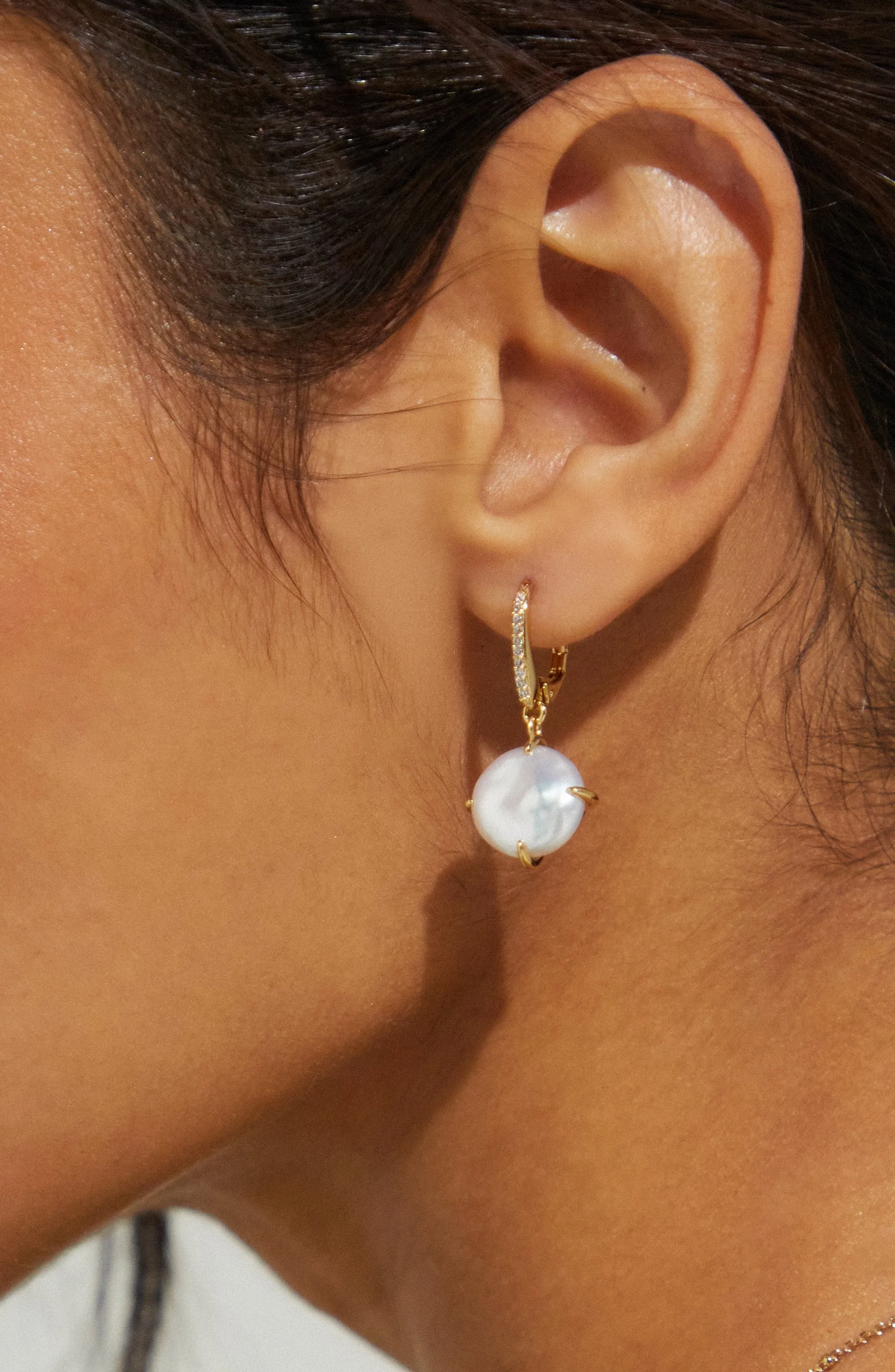 DOT DOT DOT COIN PEARL LEVERBACK EARRINGS