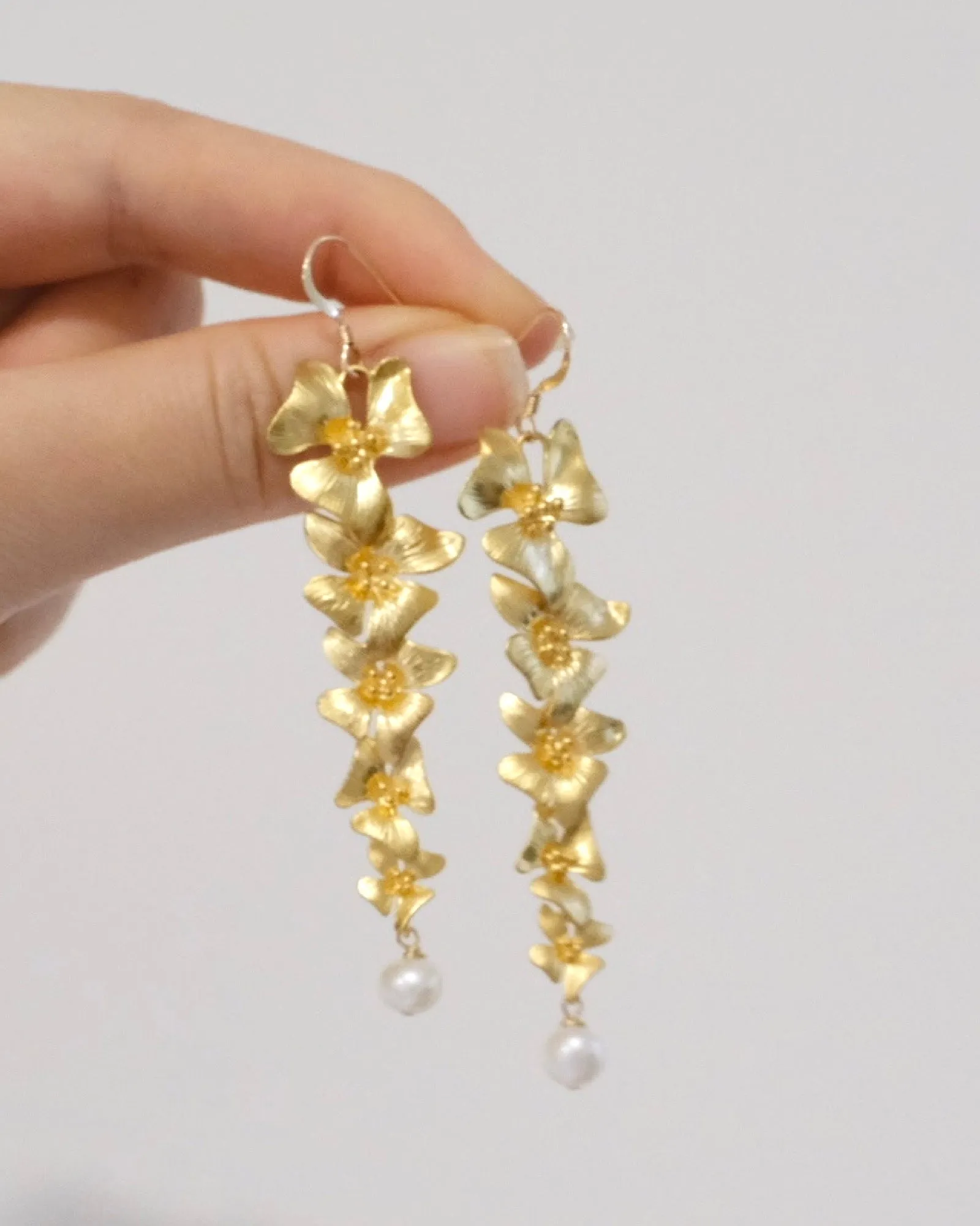 Floral dangling earrings