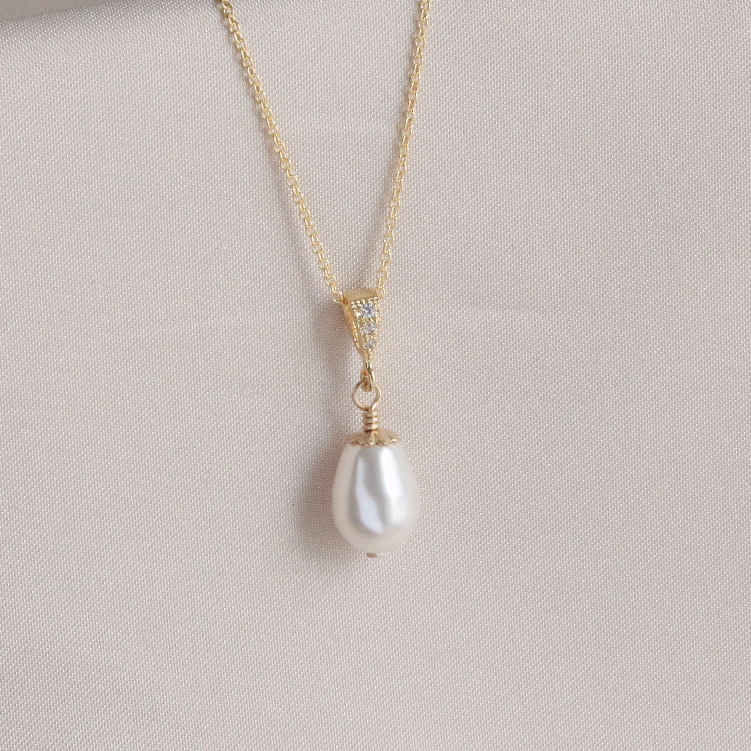 White Pear Pearl & Gold Necklace