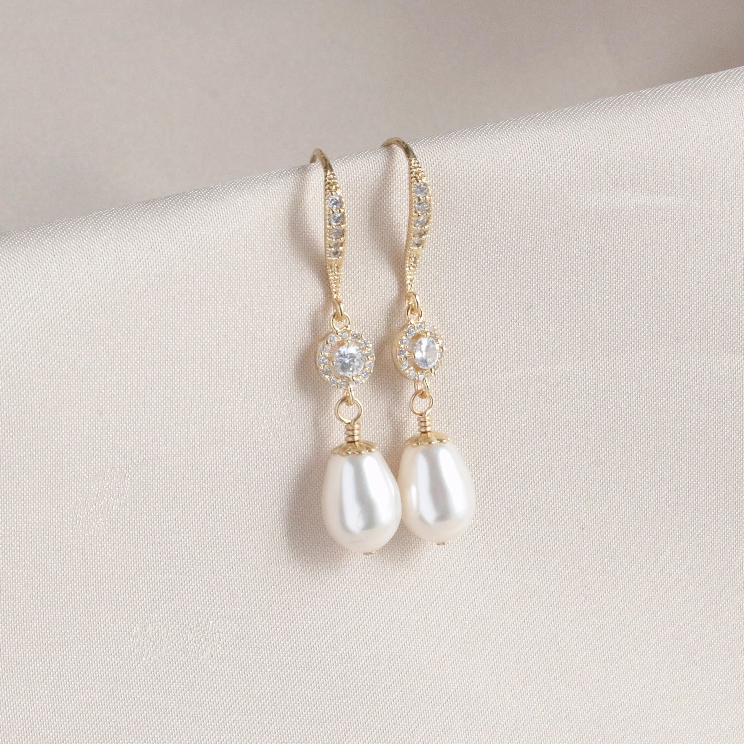 White Pear Pearl & Gold Necklace