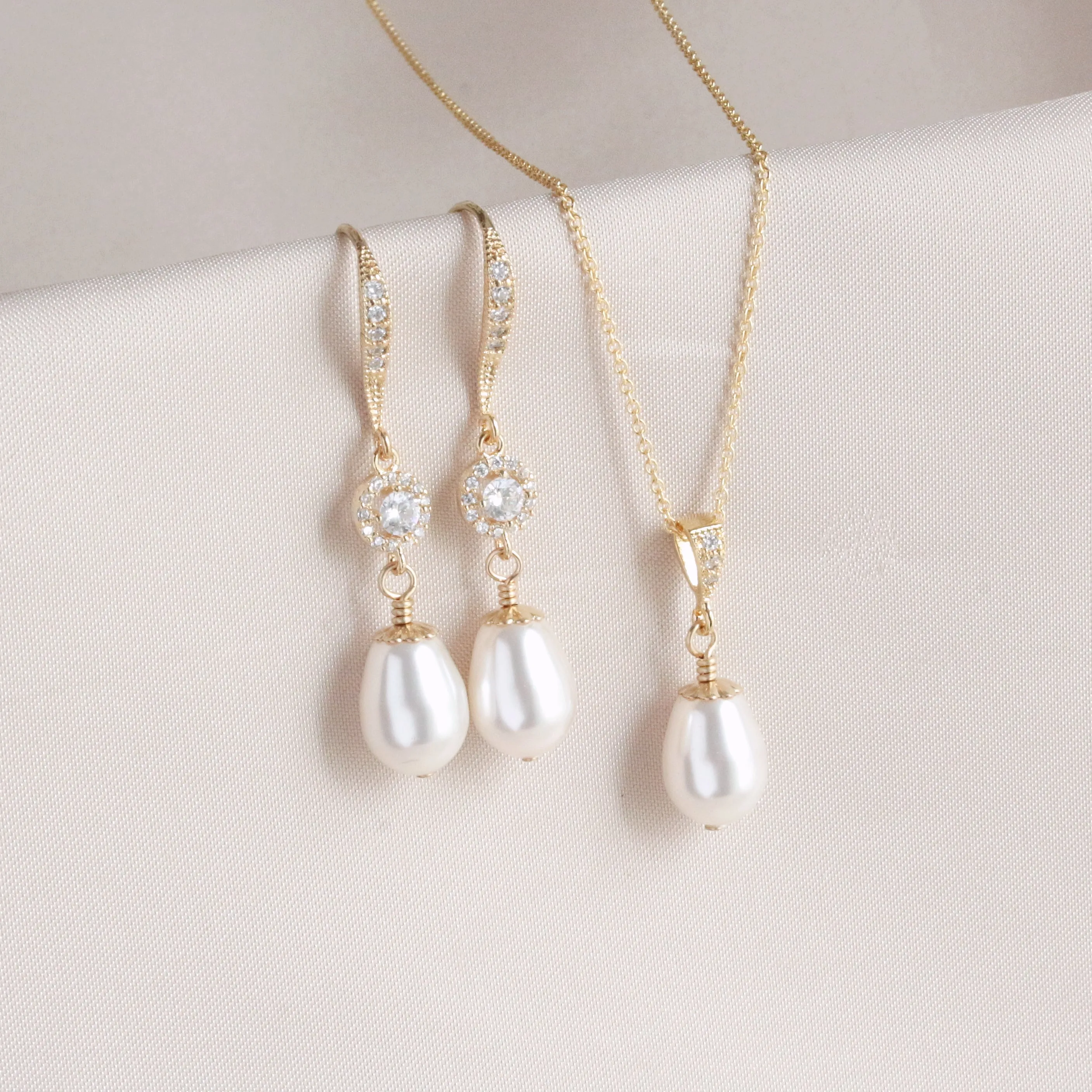 White Pear Pearl & Gold Necklace