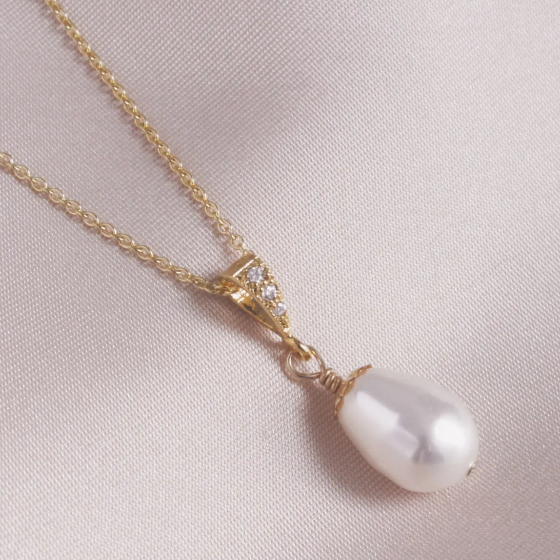 White Pear Pearl & Gold Necklace